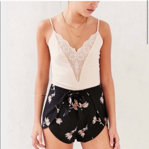 Kimchi Blue Whitney Floral Wrap Short - Picture 4 of 16